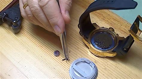 how to replace an invicta watch battery